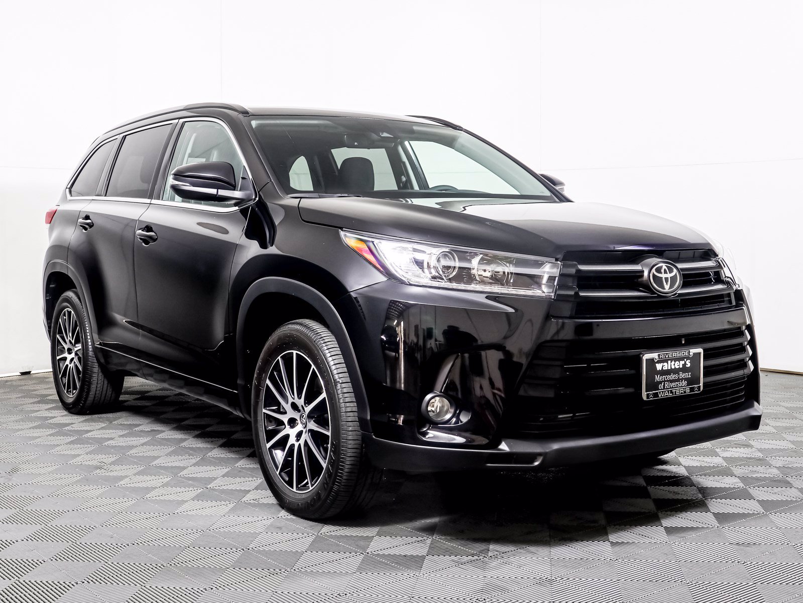 Pre-Owned 2018 Toyota Highlander SE SUV in Riverside #57175N1 | Walter's Mercedes-Benz of Riverside